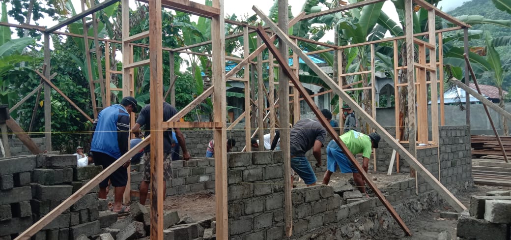 Satgas Tmmd Ke Kodim Ternate Bedah Rumah Pada Tahap Pemasangan