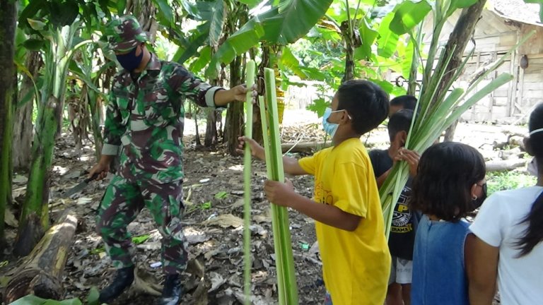 Mencari Pelepah Pisang Satgas TMMD Bojonegoro Membuat  